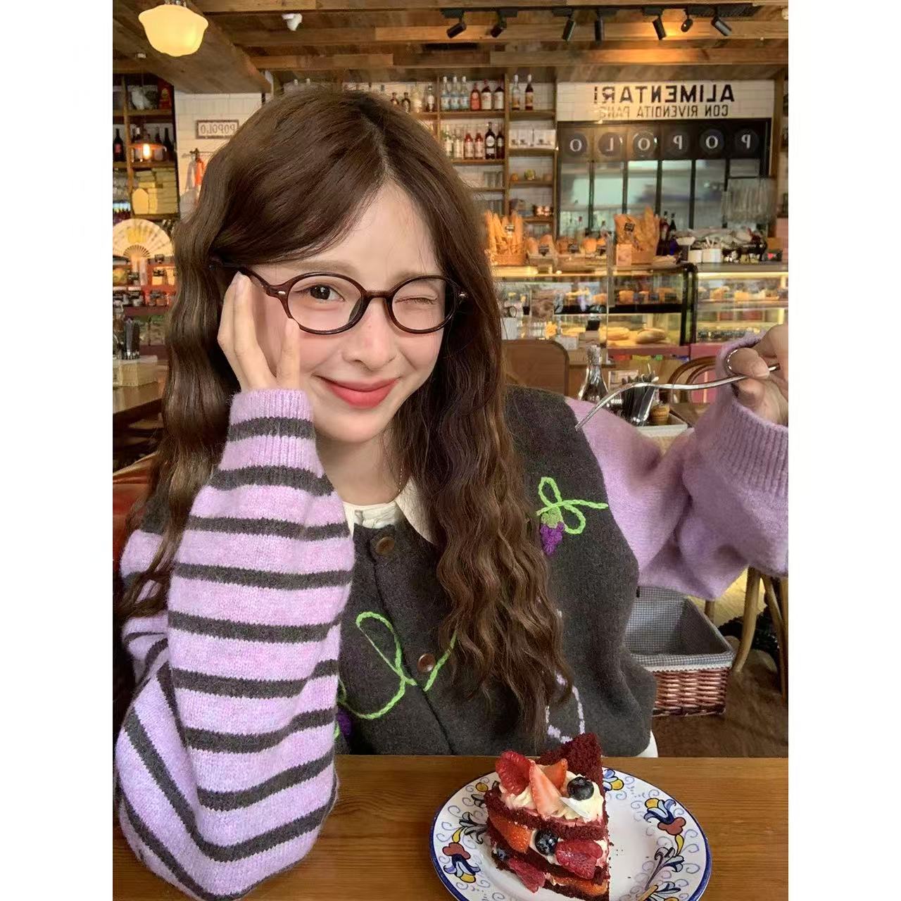 【巧克力】韩版设计师感立体刺绣葡萄宽松软糯氛围感条纹毛衣开衫