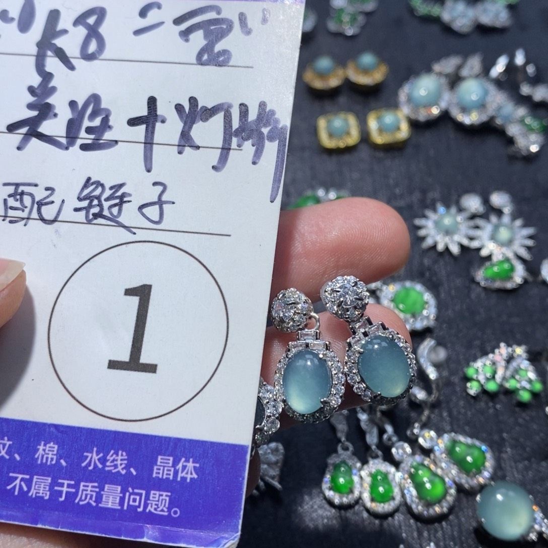 l***.翡翠未镶嵌颈饰翡翠
