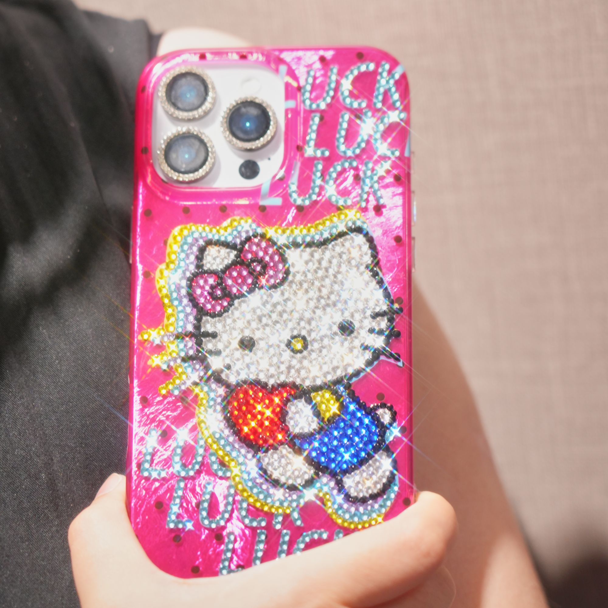 创意卡通报爱心的hellokitty手工半铺闪钻手机壳适用苹果16promax