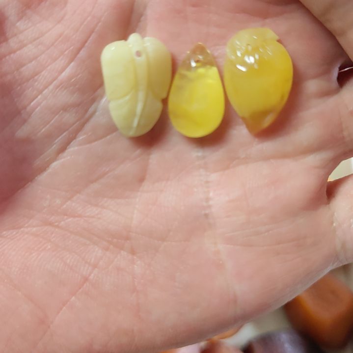 琥珀裸石未镶嵌蜜蜡雕刻件一组