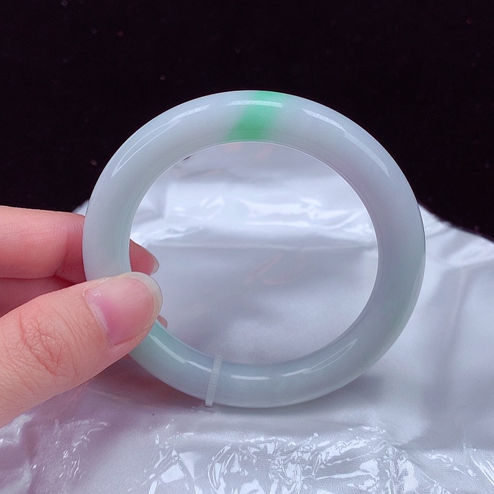 翡翠手镯未镶嵌翡翠