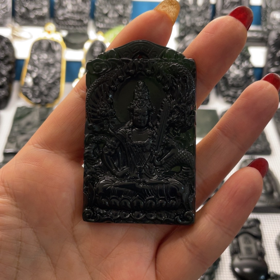 蛇纹石玉吊坠未镶嵌向*。