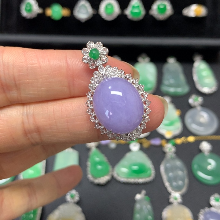 翡翠18K金镶嵌颈饰吊坠