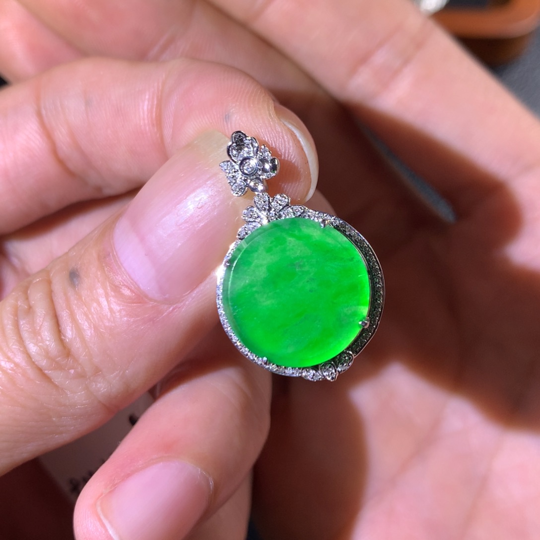 翡翠18K金镶嵌颈饰翡翠