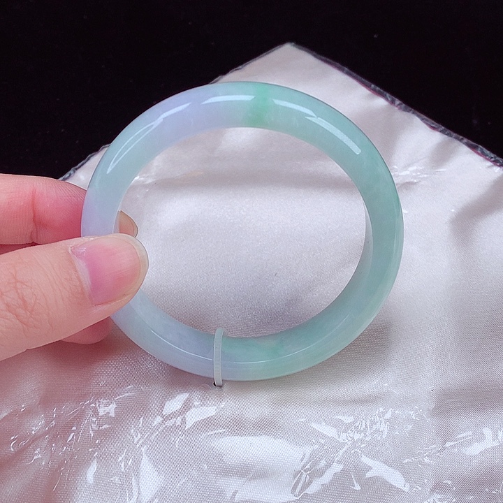 翡翠手镯未镶嵌翡翠