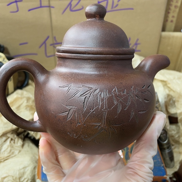 紫砂茶壶原矿泥料，手工制作的一把紫砂壶。