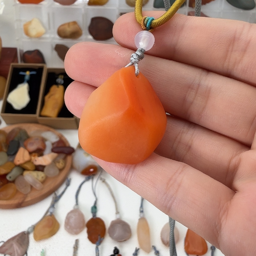 只买单纯的吊坠，没带链子，属的性质。