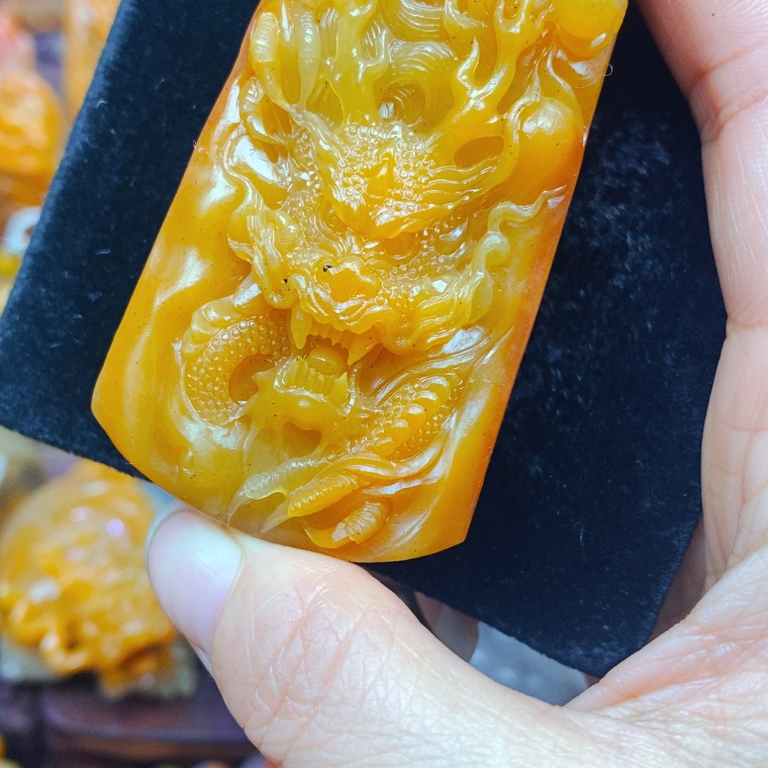 未镶嵌石英质玉（黄龙玉）颈饰