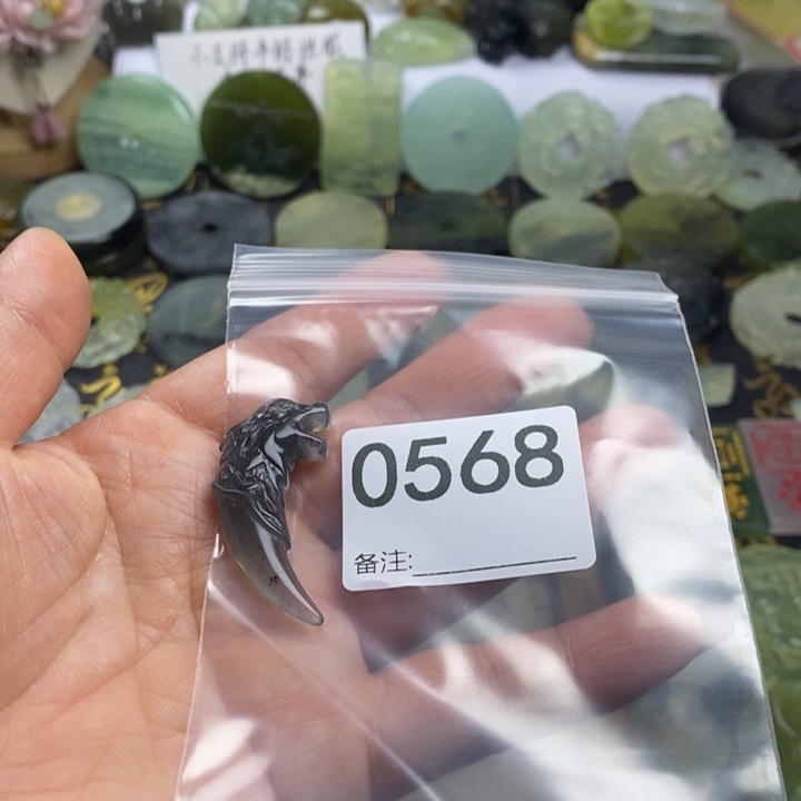 蛇纹石玉颈饰合金十***人