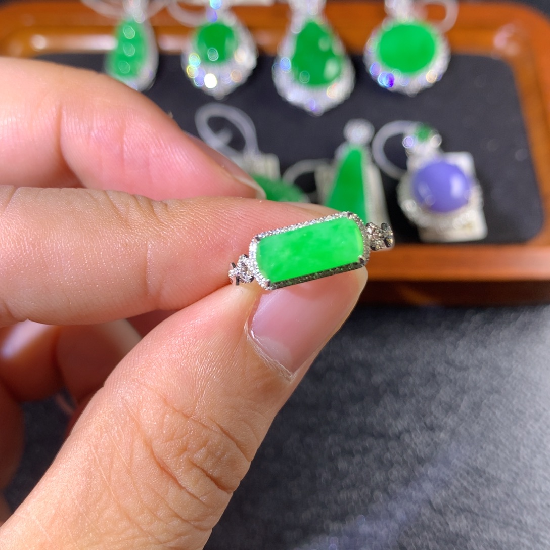 翡翠18K金镶嵌戒指翡翠