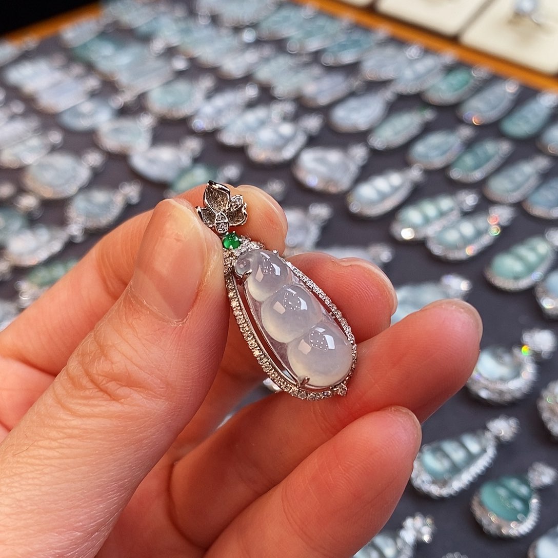 翡翠颈饰未镶嵌天然缅甸A货翡翠福豆