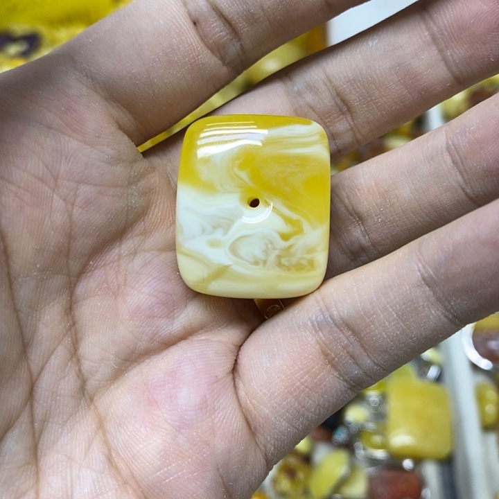 蜜蜡未镶嵌裸石吊坠