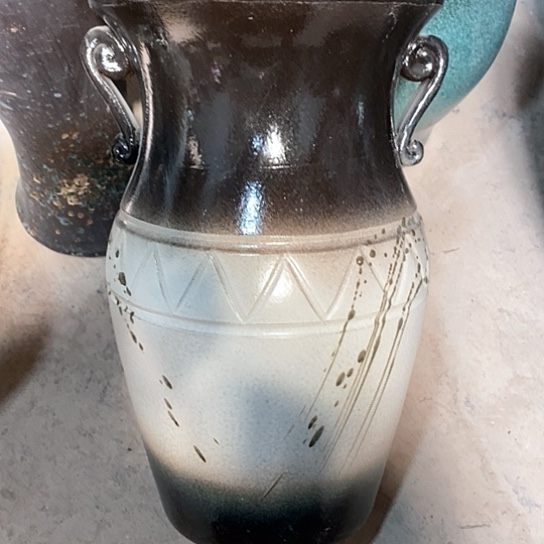 紫砂花盆口22高度37双拼黑瑕疵