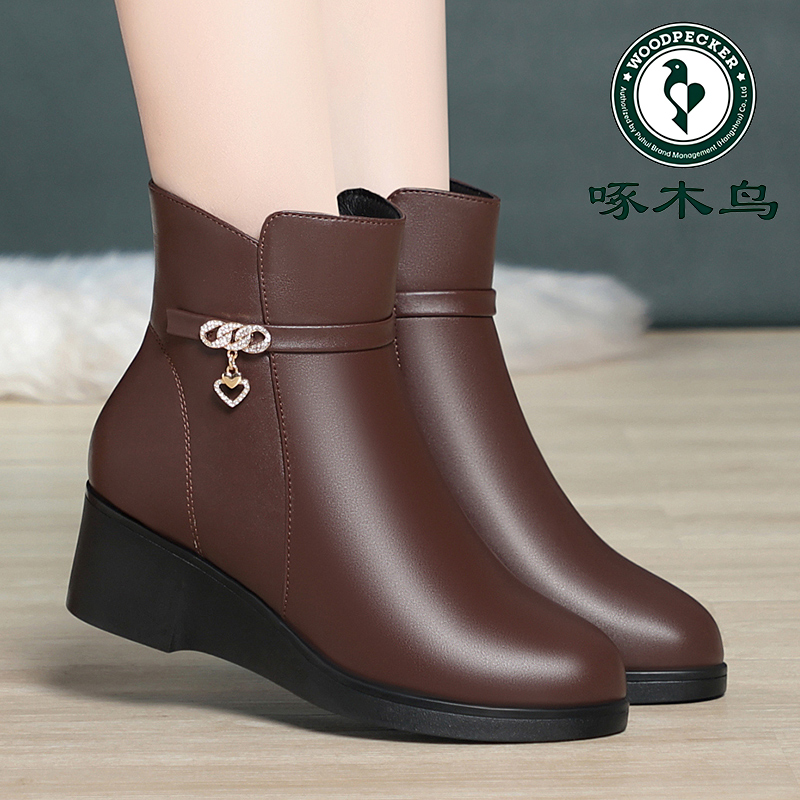 啄木鸟坡跟短靴女2025冬季新款中老年妈妈棉鞋皮鞋加绒保暖棉靴子