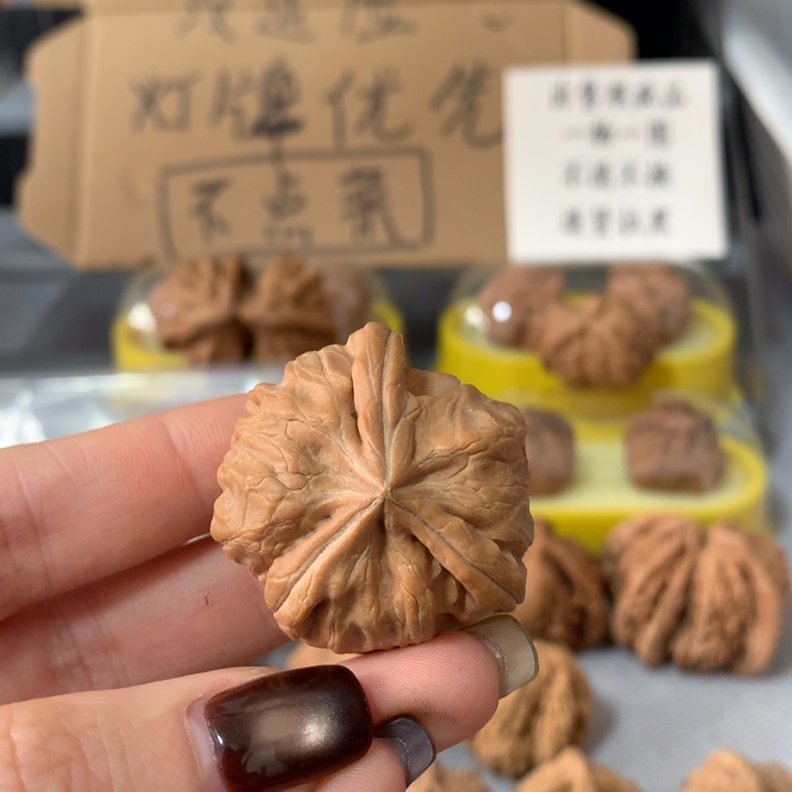 M***e吊坠文玩核桃异形单只，有瑕疵