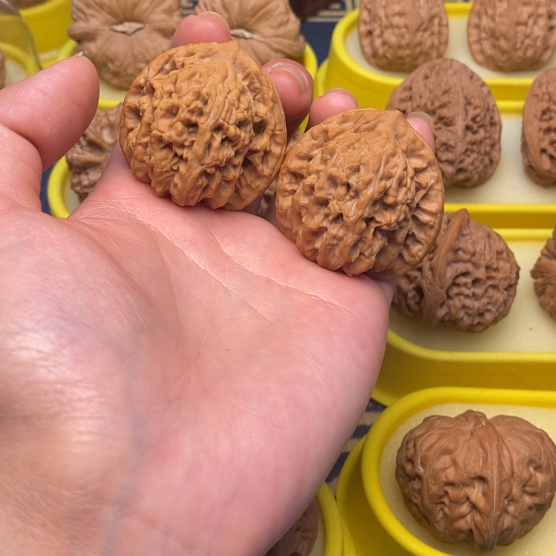 把件文玩核桃40野生霞云岭