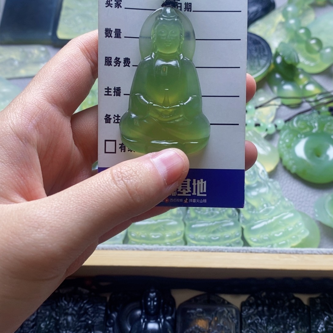 蛇纹石玉未镶嵌颈饰立*