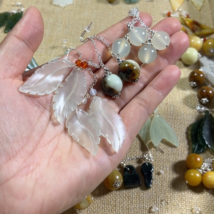 蛇纹石玉耳饰未镶嵌浅**忆