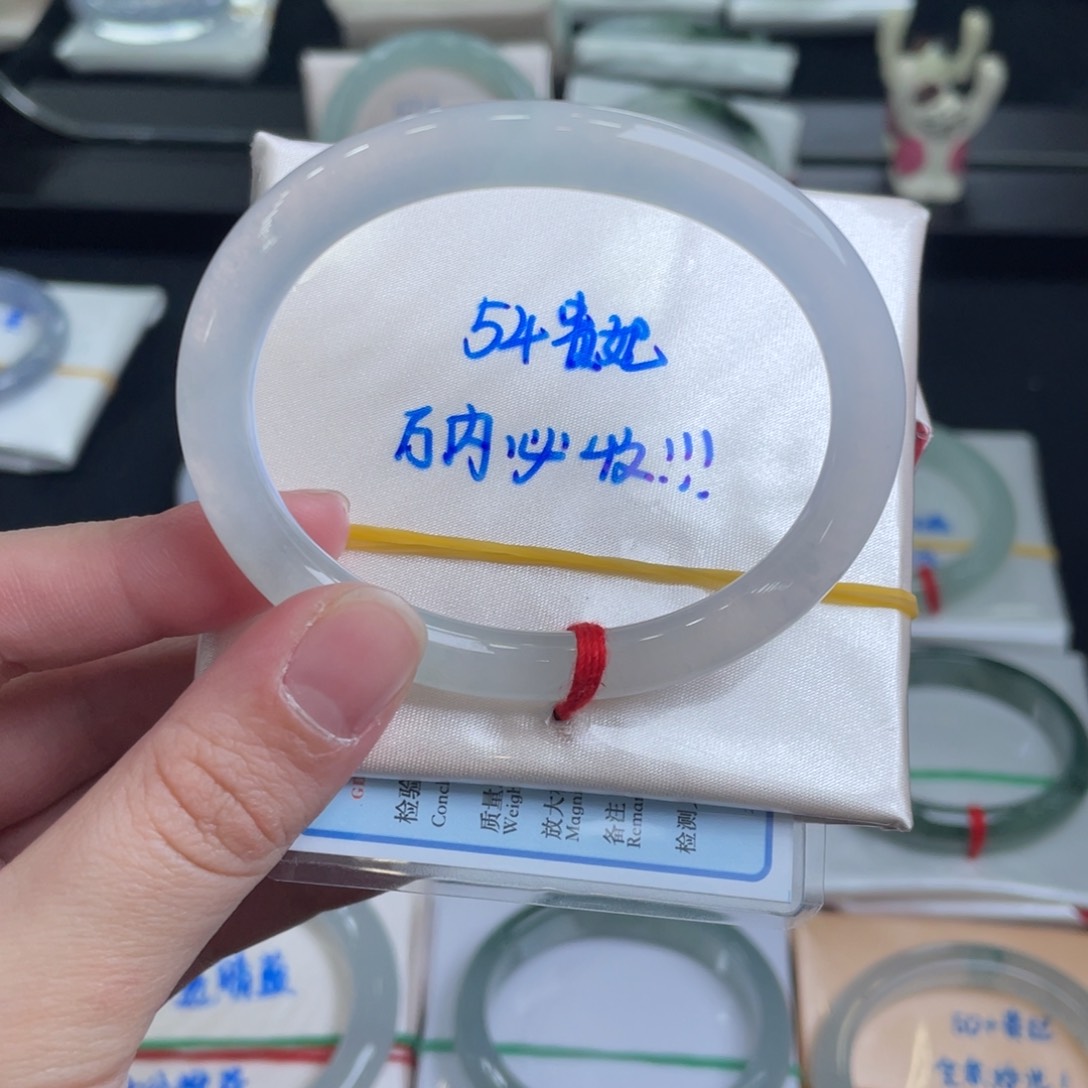 翡翠手镯未镶嵌猫*e翡翠