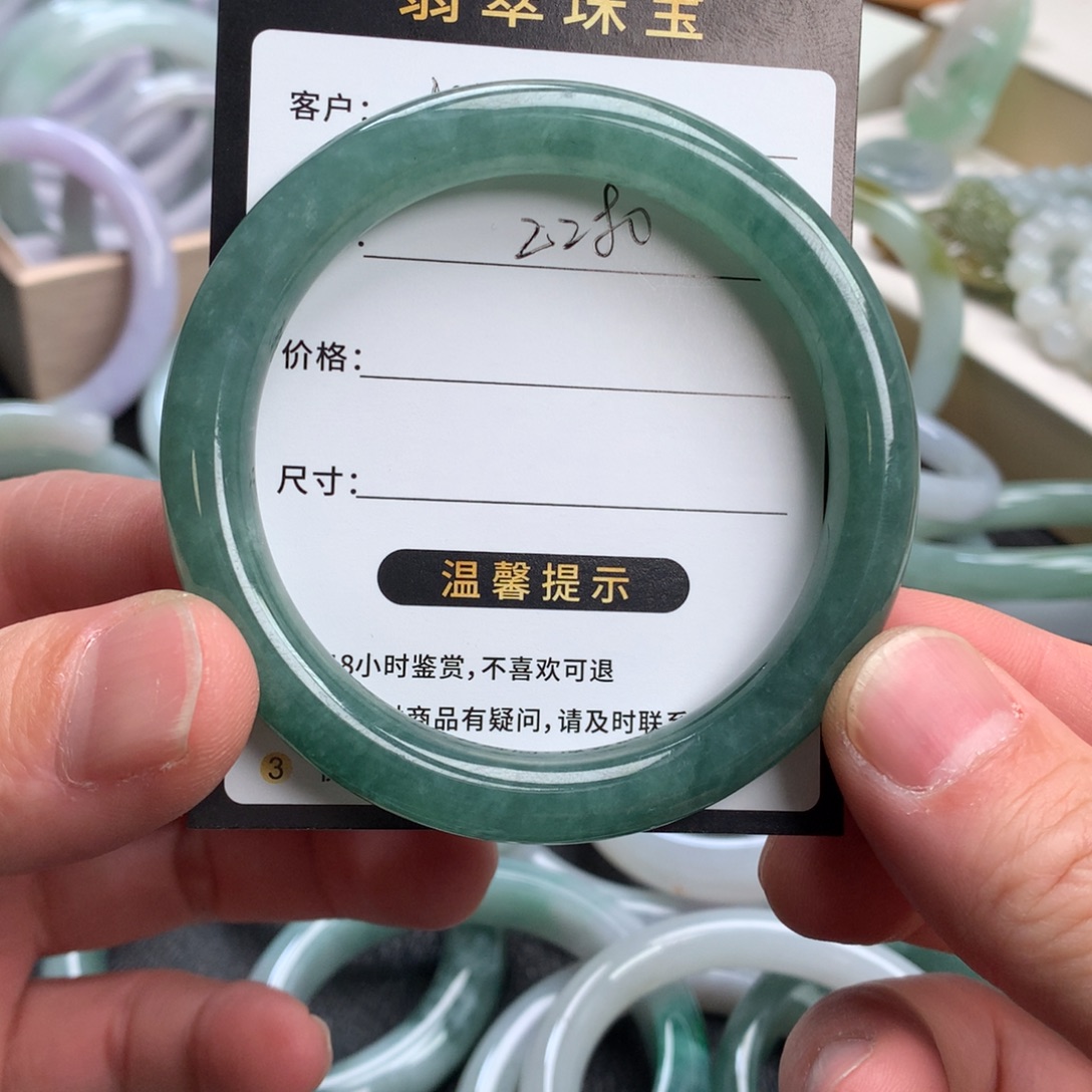 M***k翡翠未镶嵌手镯成品
