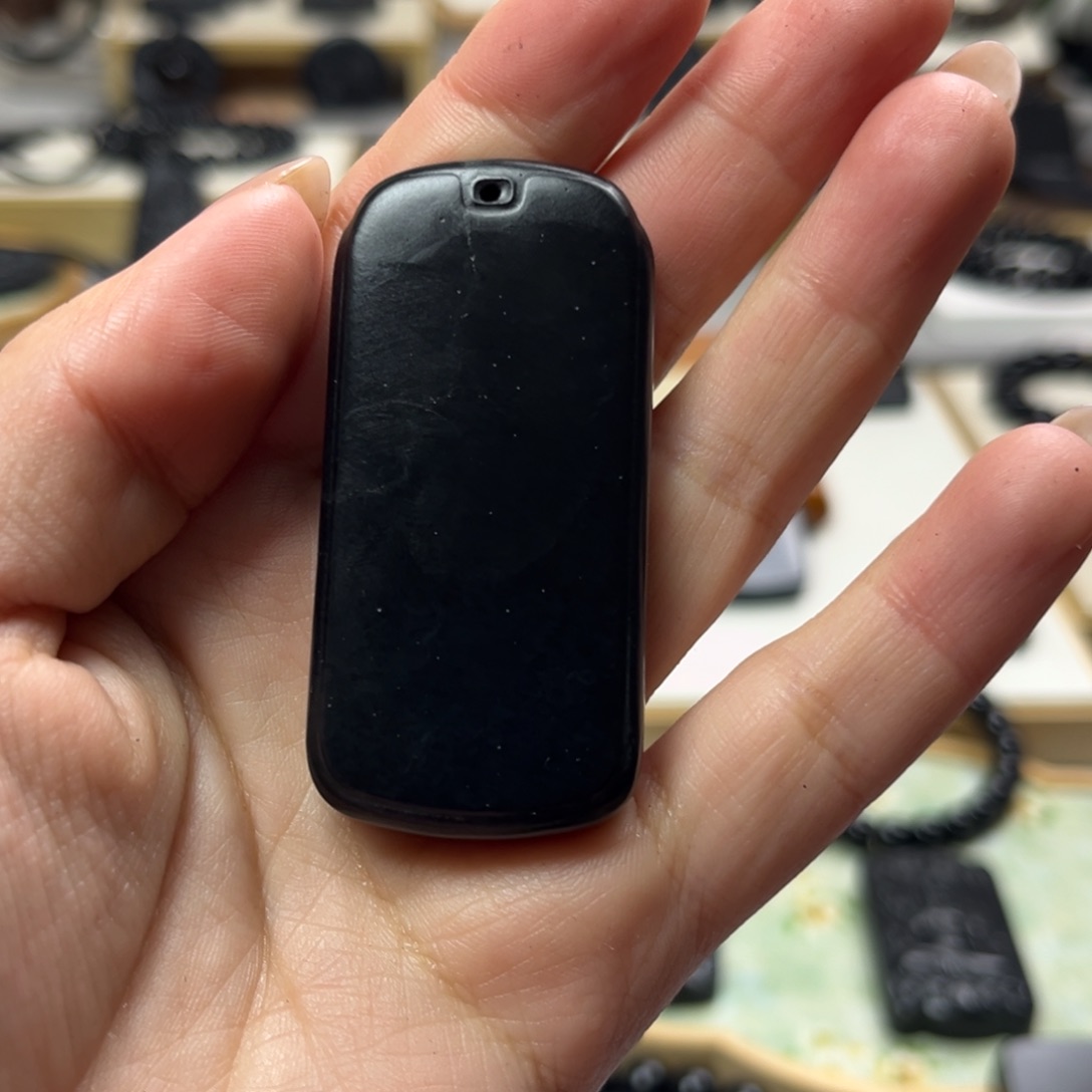 和田玉（墨玉）未镶嵌颈饰带裂