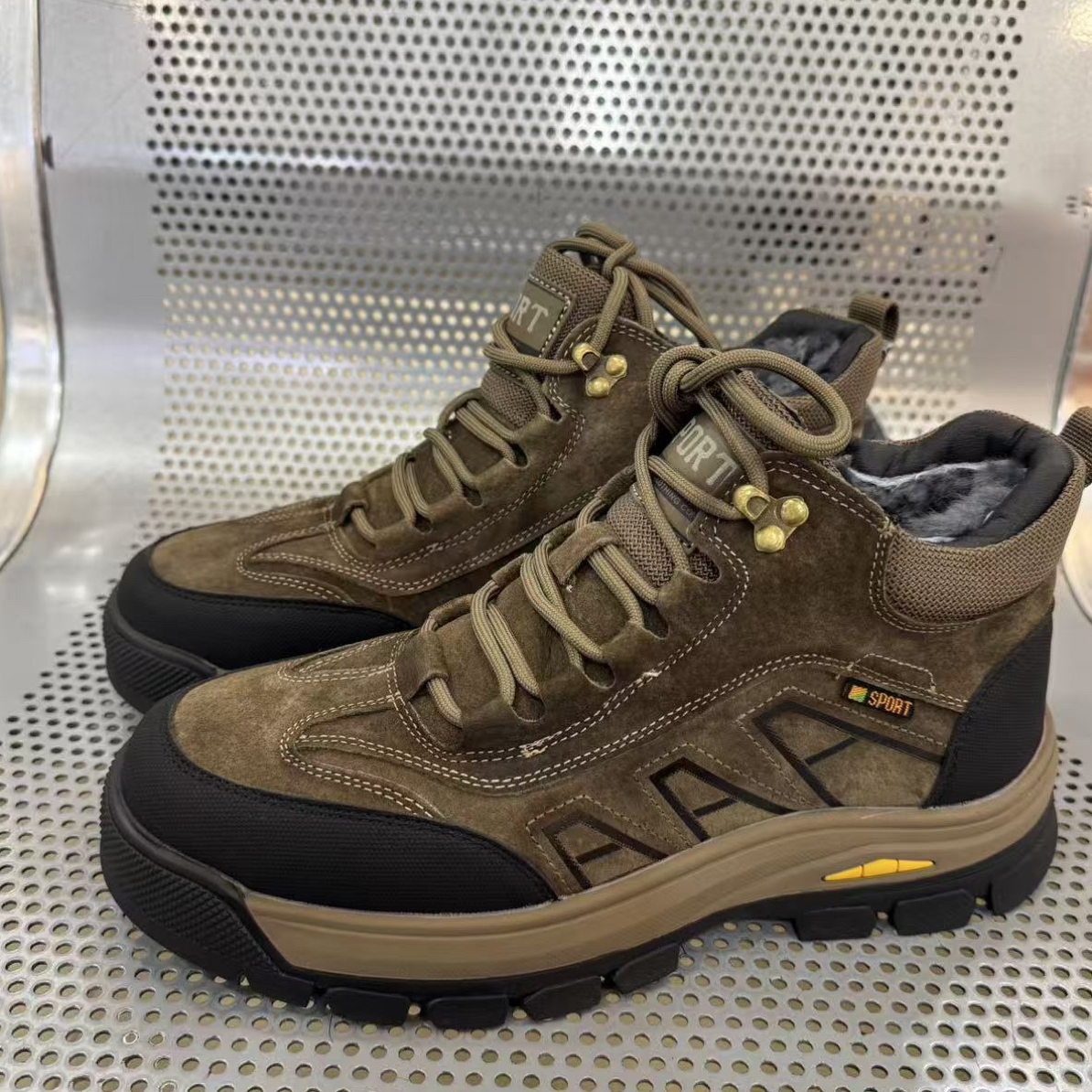 807男士休闲风商务风皮男一体平跟运动风高帮棉鞋