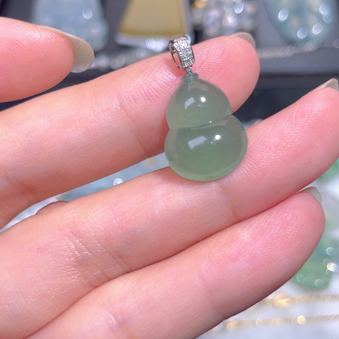 翡翠18K金镶嵌颈饰翡翠