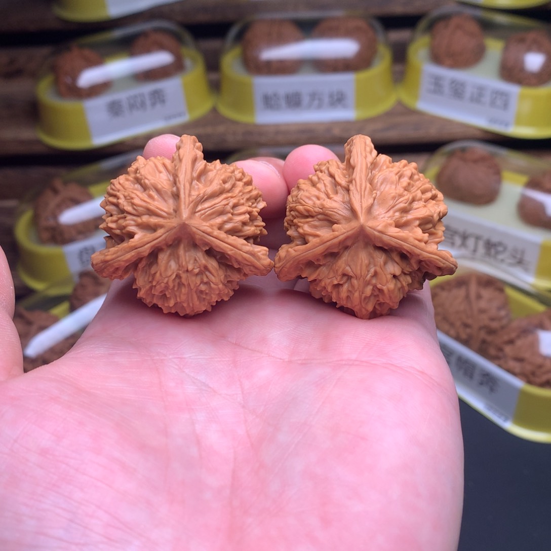 文玩核桃吊坠盘龙虎头奔