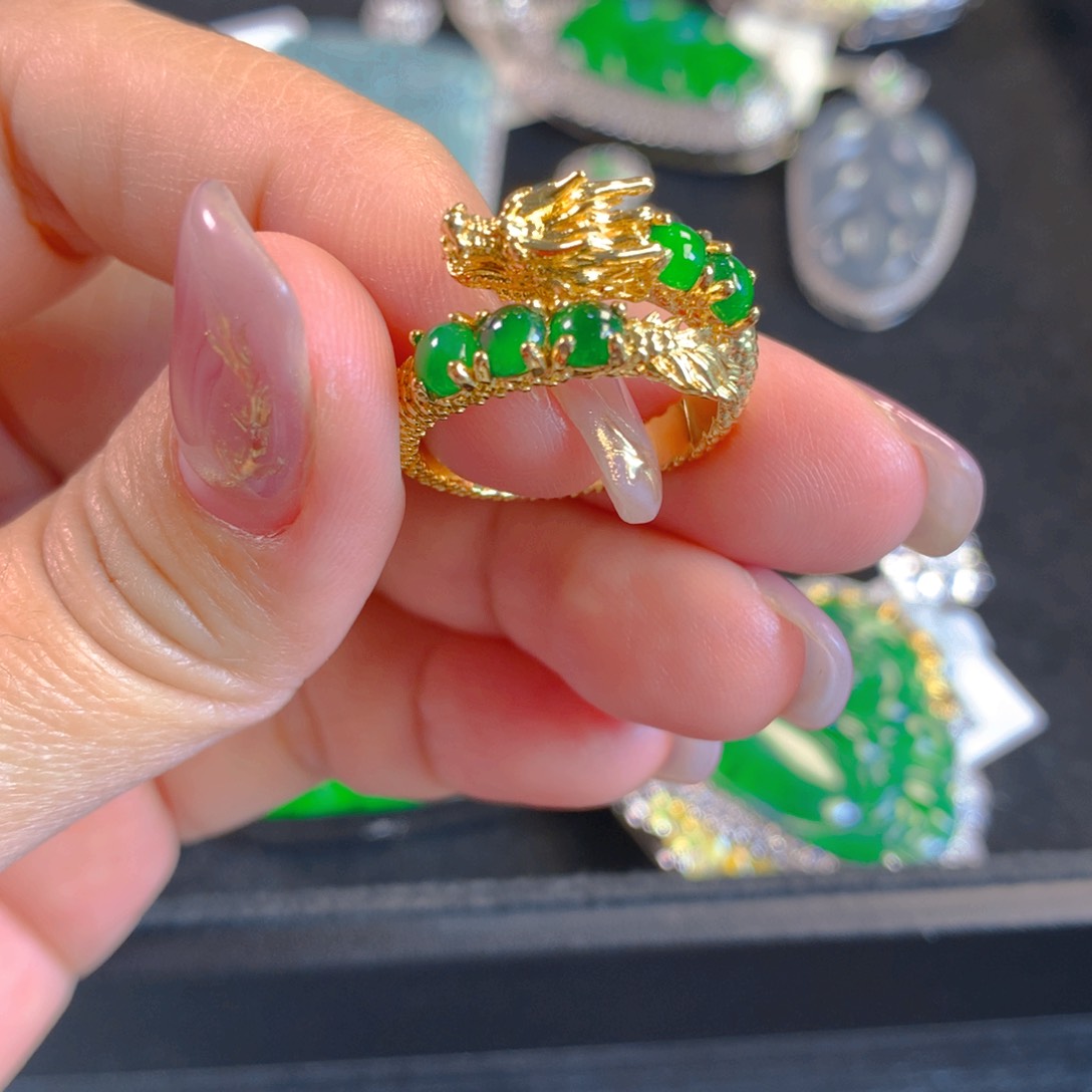 翡翠颈饰未镶嵌翡翠