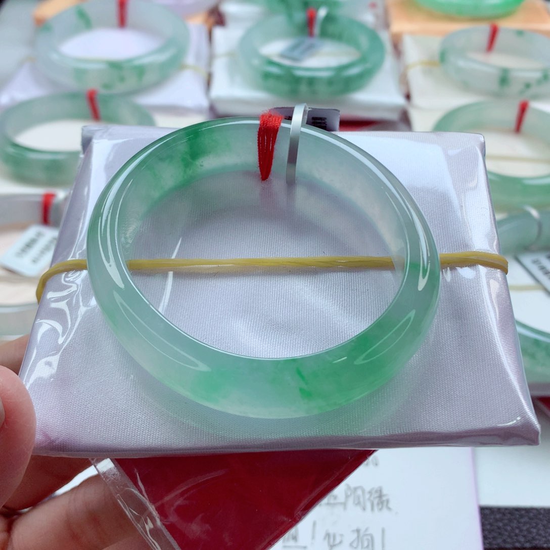 翡翠手镯（贵妃镯）未镶嵌全条透飘绿一步到位毕业A