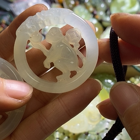 岫玉颈饰未镶嵌猴子