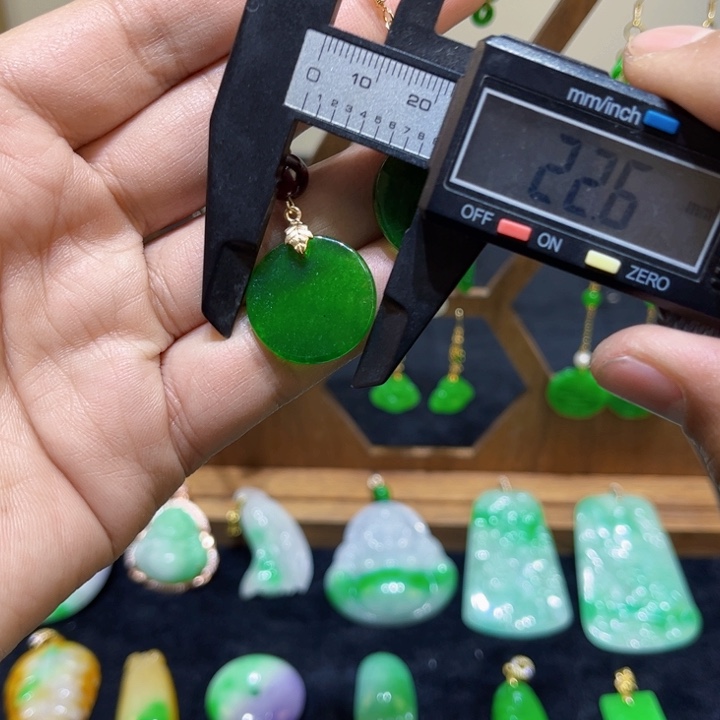 翡翠颈饰未镶嵌耳饰