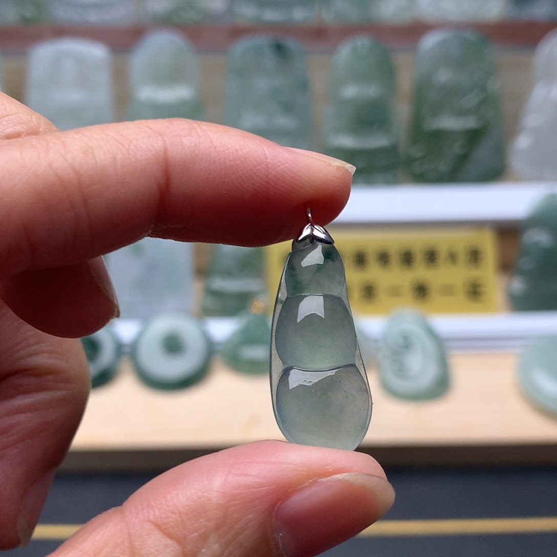 翡翠未镶嵌颈饰福豆