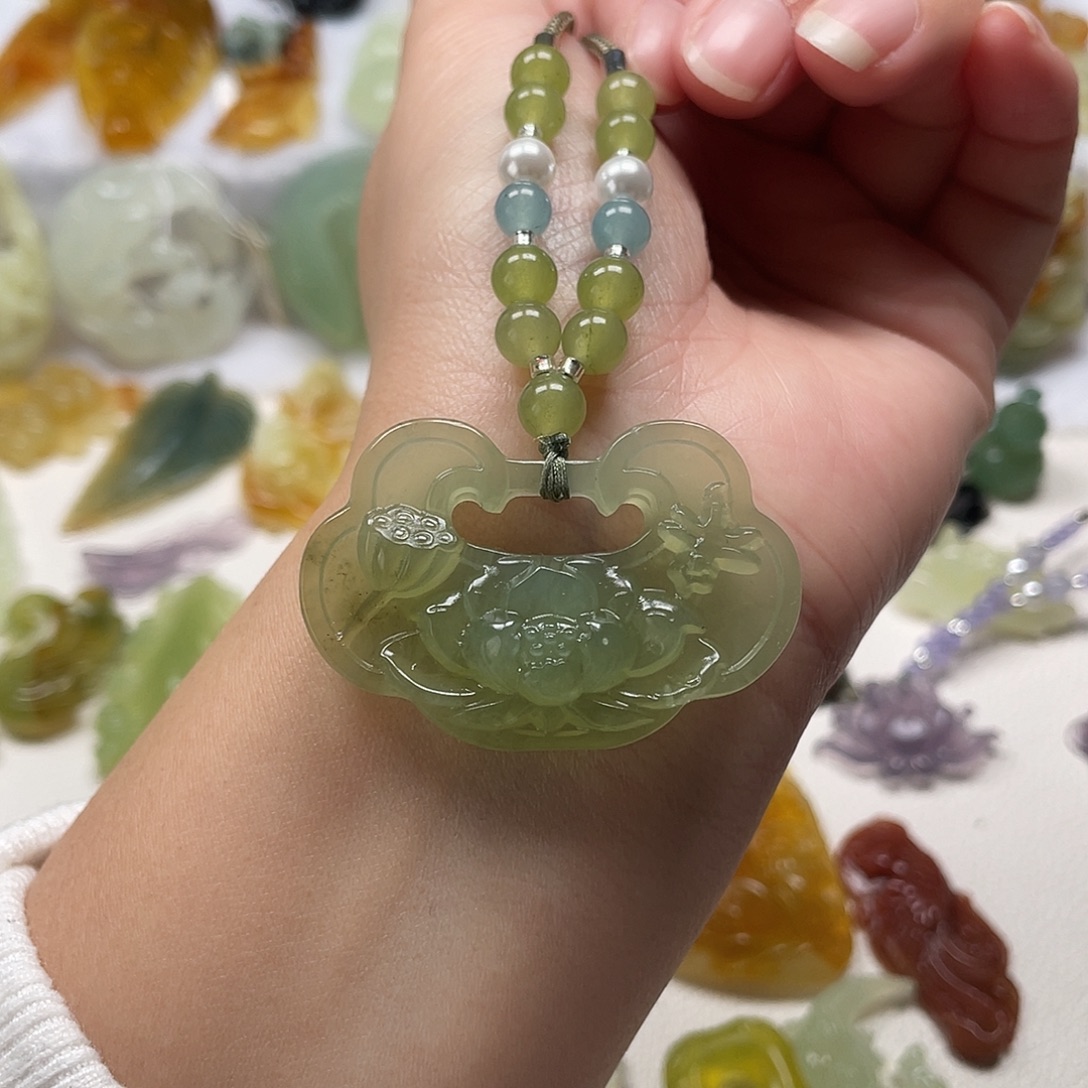 蛇纹石玉未镶嵌颈饰