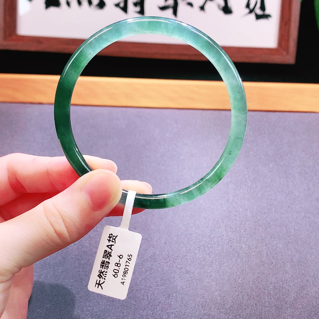 翡翠手镯未镶嵌天然翡翠