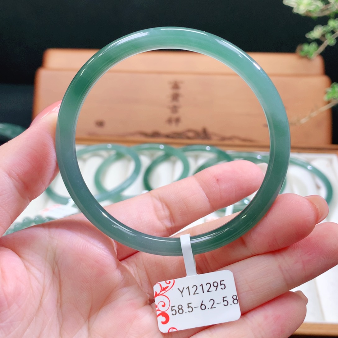 翡翠手镯未镶嵌天然