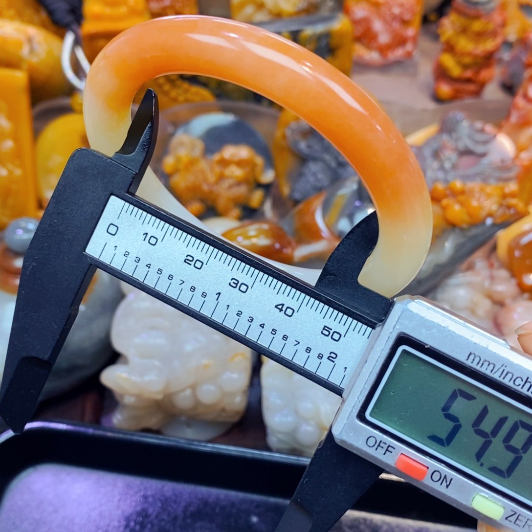 未镶嵌石英质玉（黄龙玉）颈饰