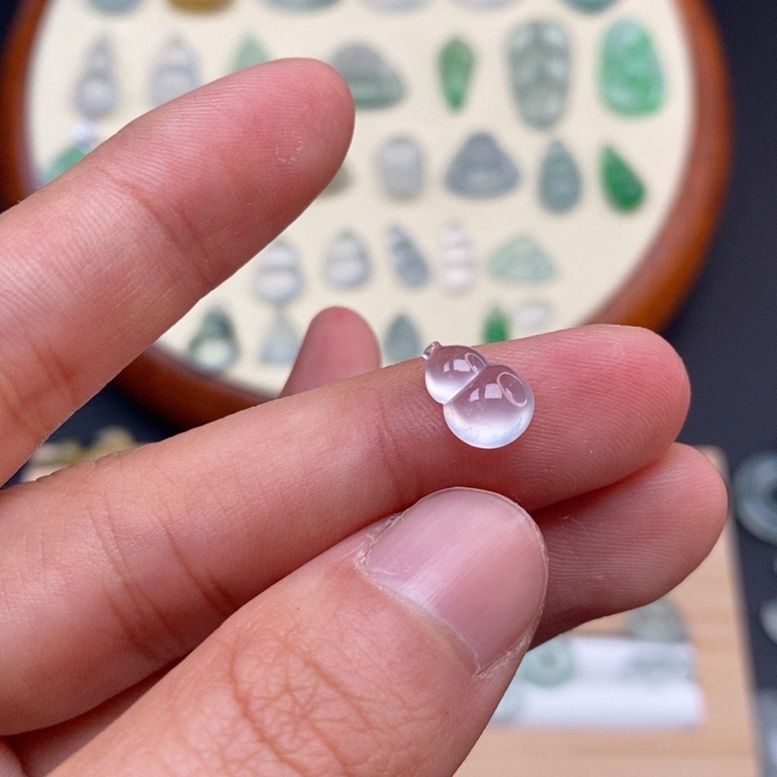 翡翠颈饰未镶嵌弱****瓶葫芦