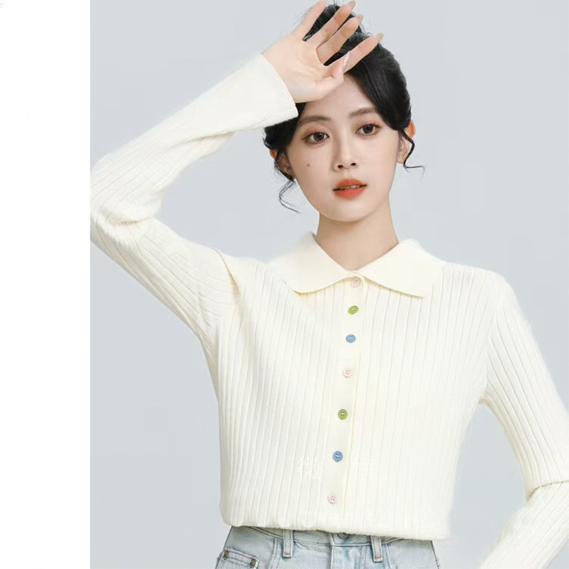 Polo领杏色25新款长袖针织衫女春秋款设计感翻领彩扣打底毛衣