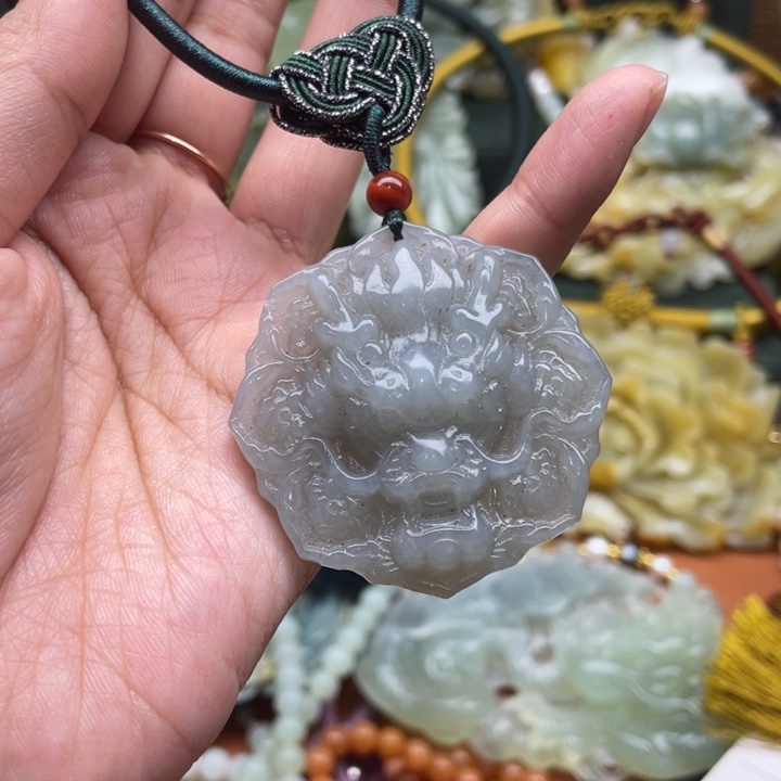 蛇纹石玉吊坠合金