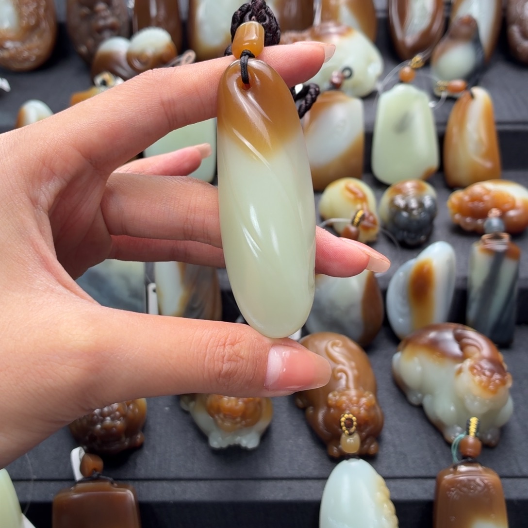 犰***狳和田玉未镶嵌颈饰