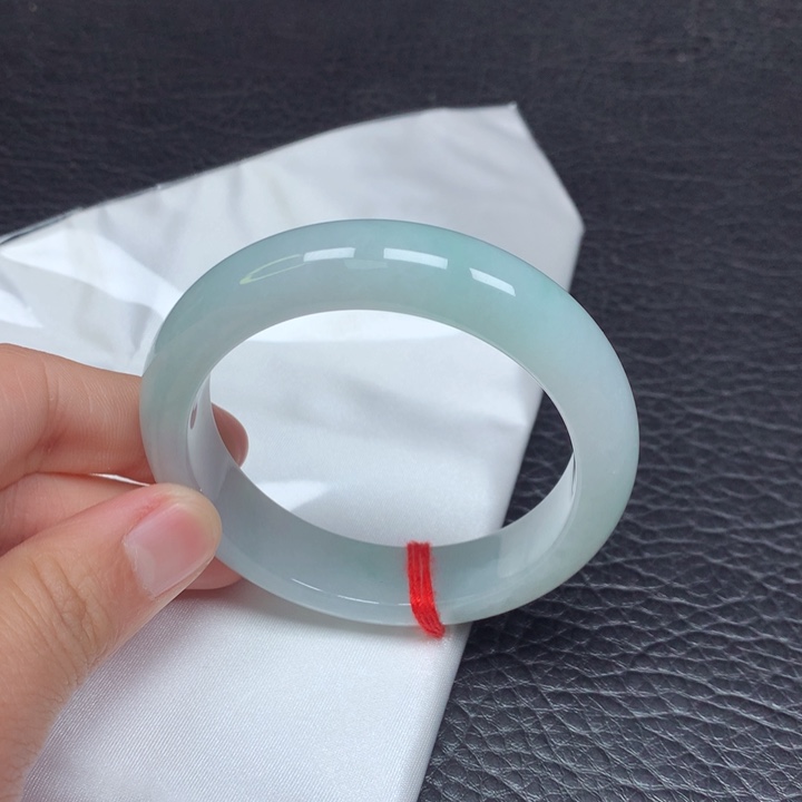 翡翠手镯未镶嵌。