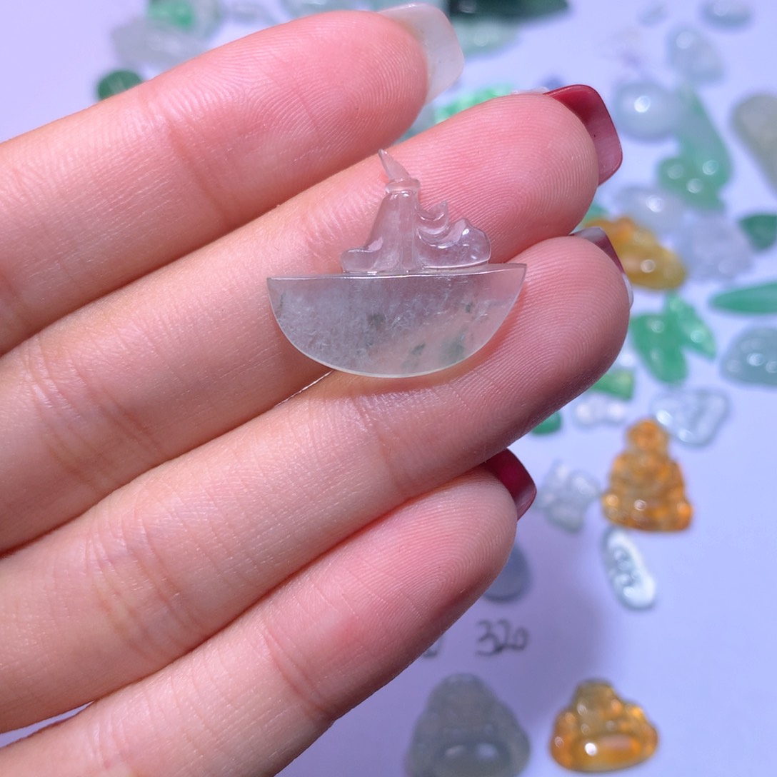 翡翠颈饰未镶嵌帆船。    金水