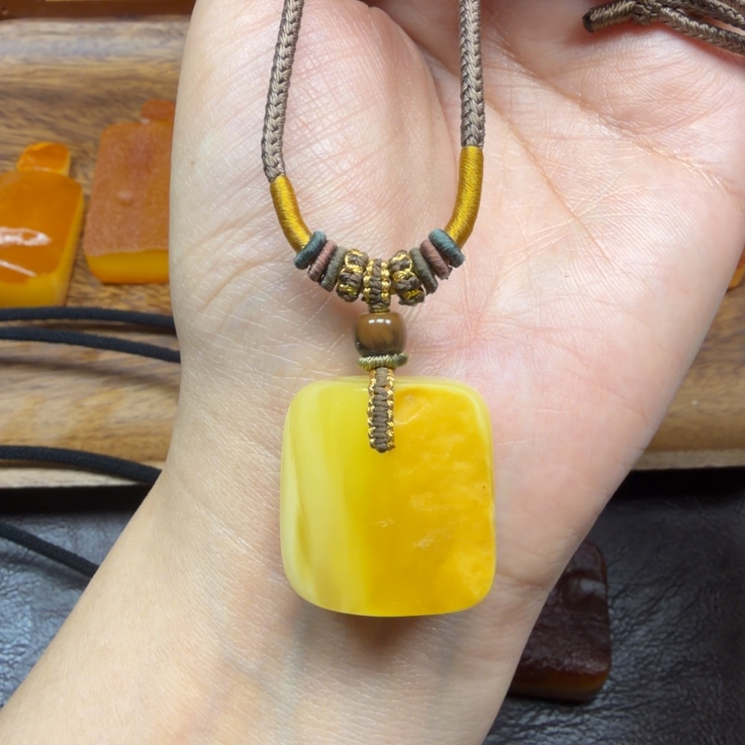 琥珀未镶嵌吊坠(赠链)