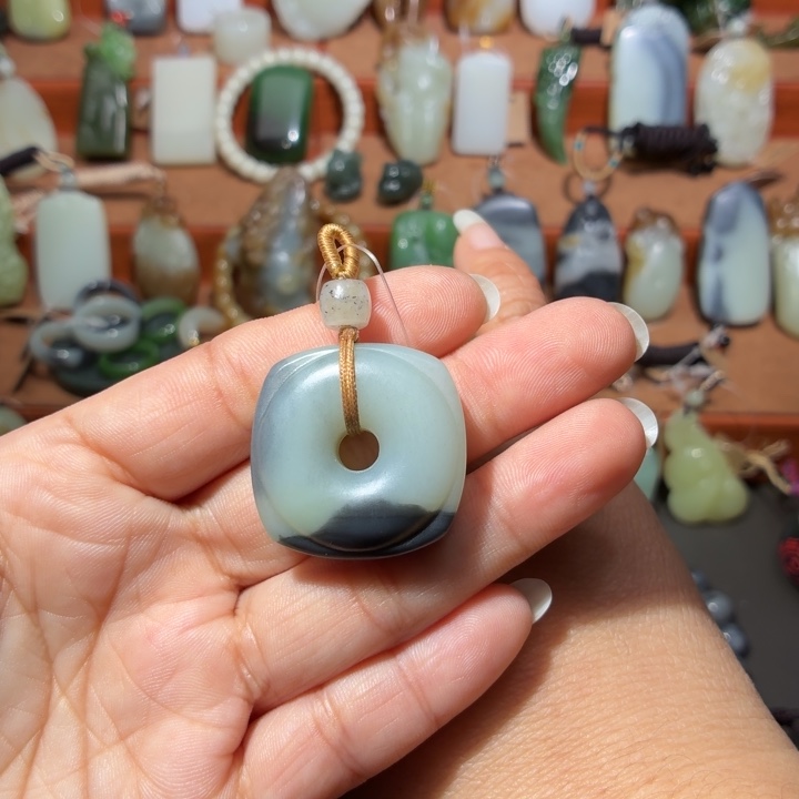 濠***鱼和田玉未镶嵌颈饰