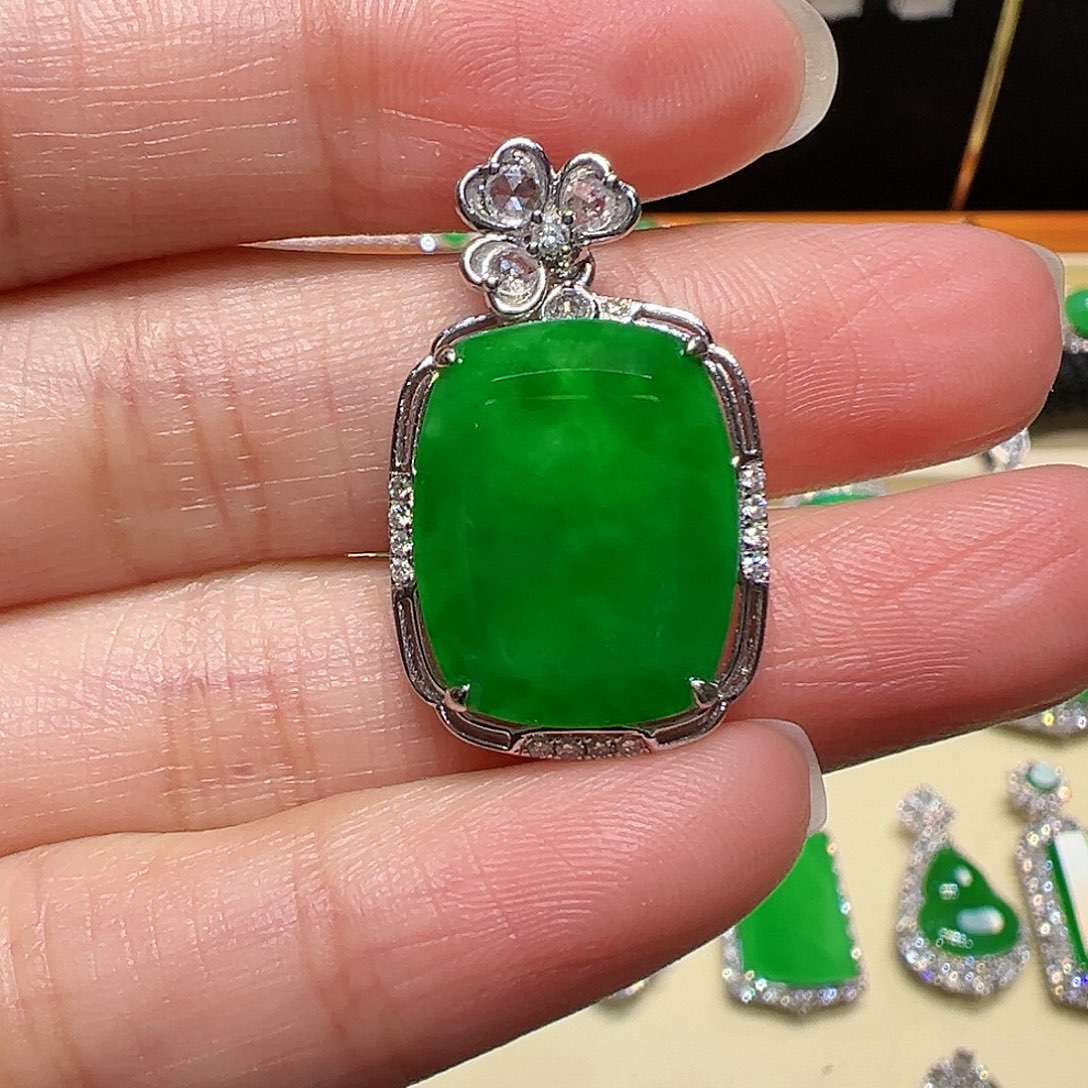 翡翠颈饰18K金镶嵌吊坠