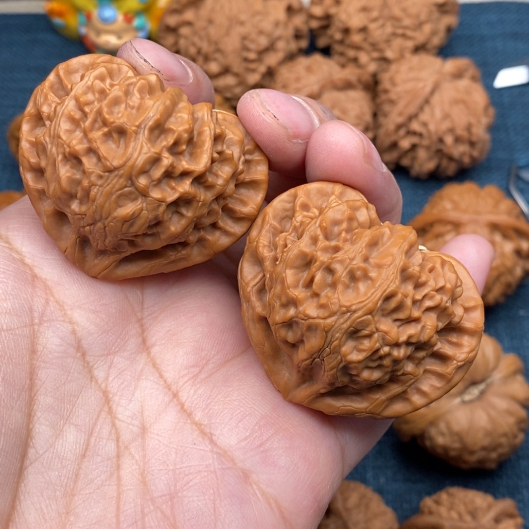 文玩核桃把件44毕业红皮桃心宫灯全品