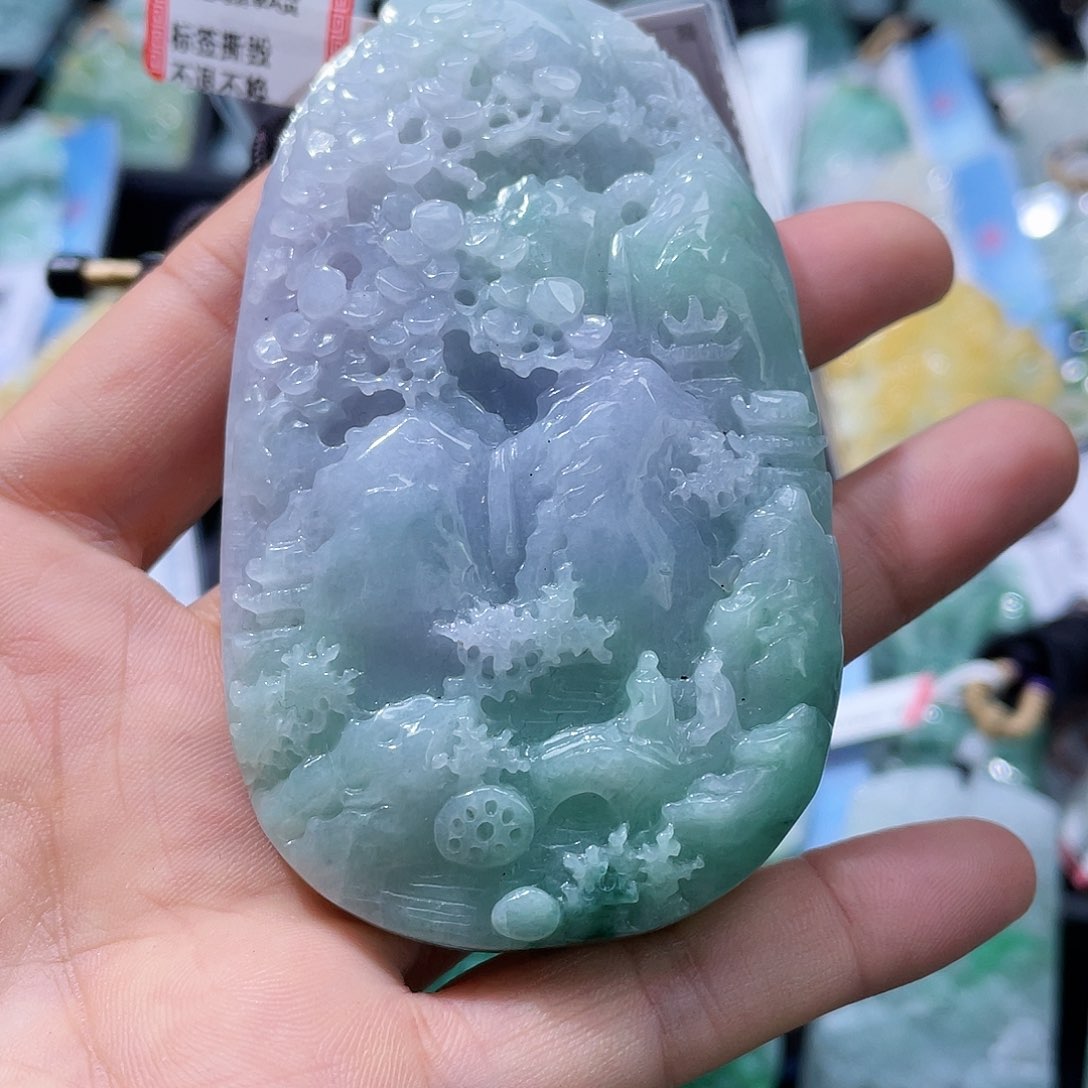 翡翠未镶嵌颈饰一个