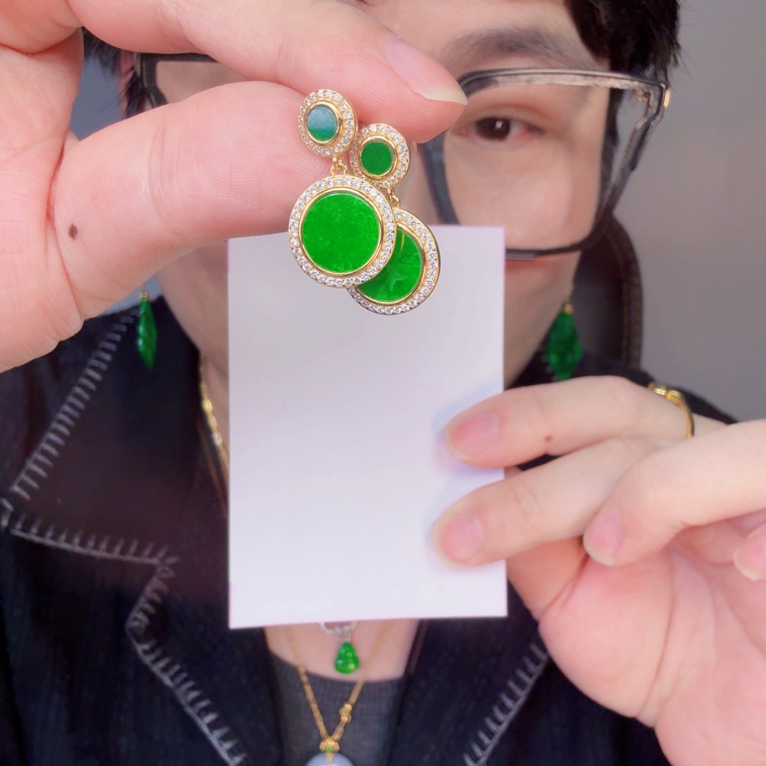 翡翠未镶嵌颈饰一对