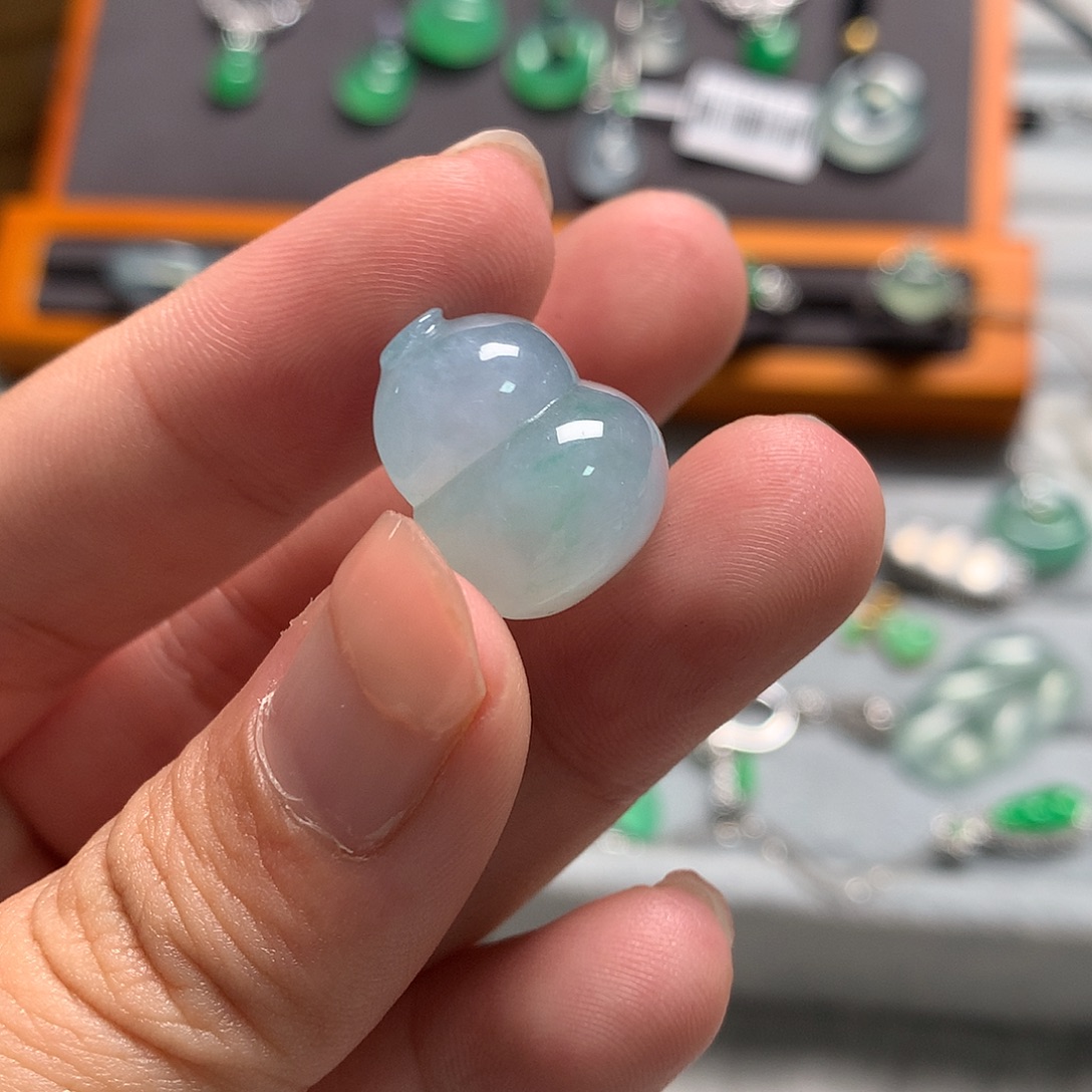 翡翠未镶嵌颈饰紫底飘花胖葫芦